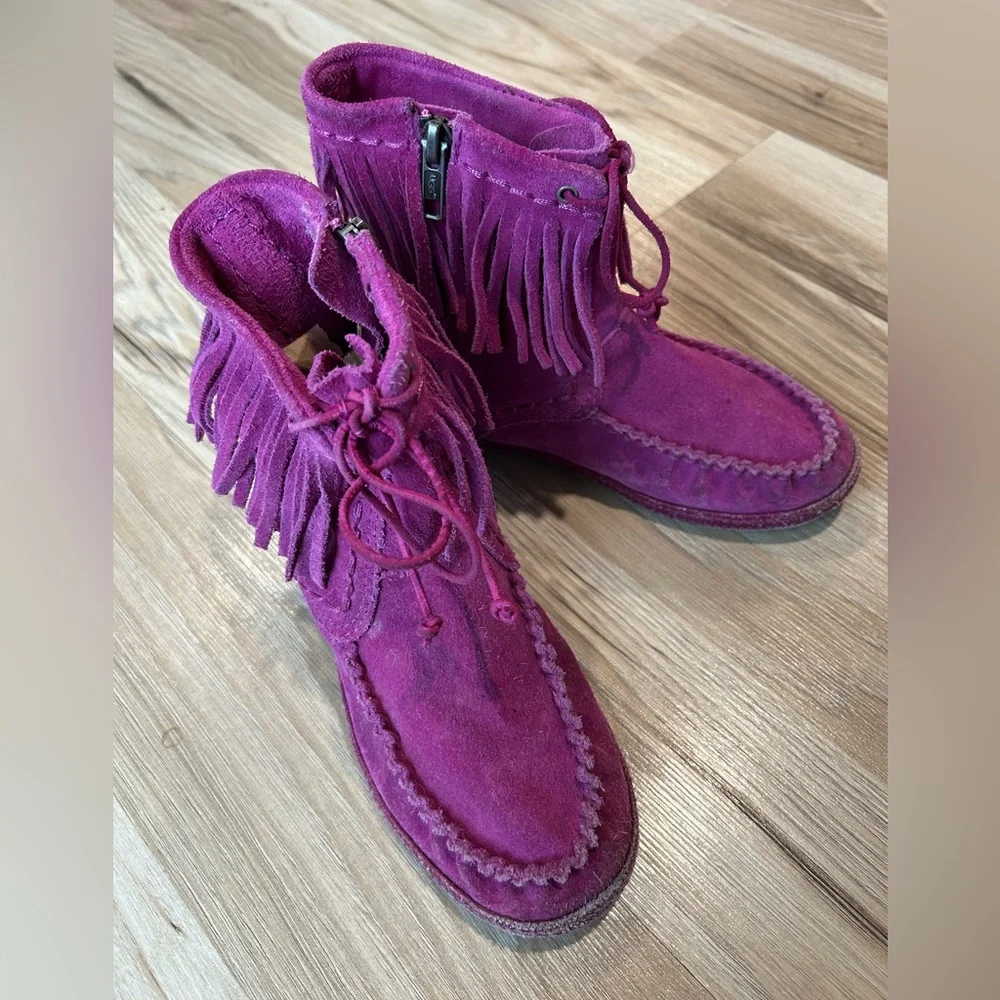 UGG AUSTRALIA Girl’s sz 1 'Kaysa' Purple Fuscia Suede Moccasin Fringe Booties